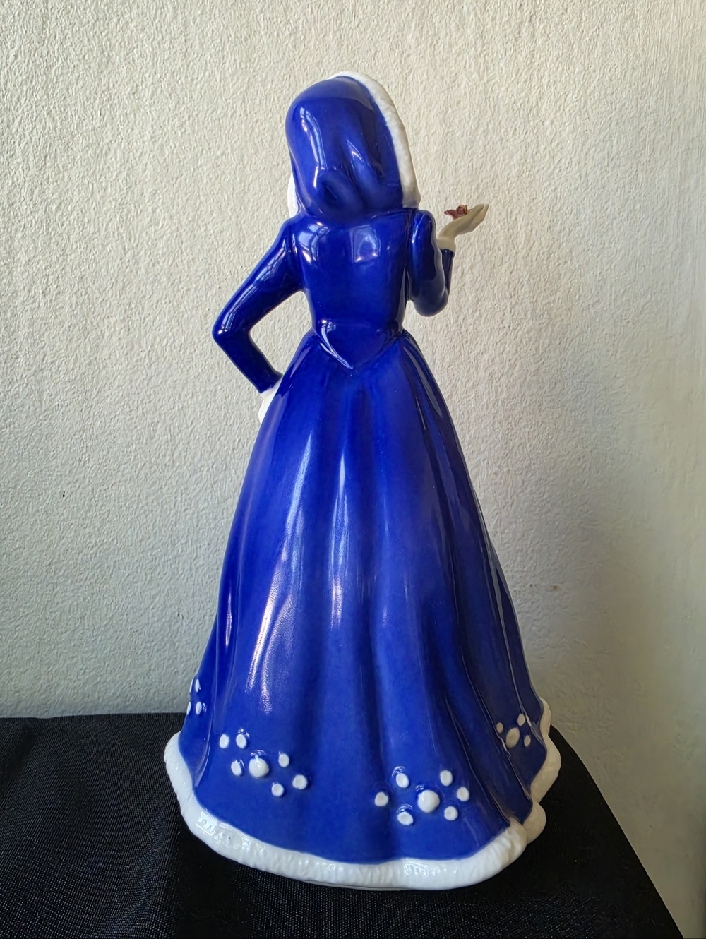 Royal Doulton Figurine First Bloom HN 3913, Signed - Picture 2 of 3
